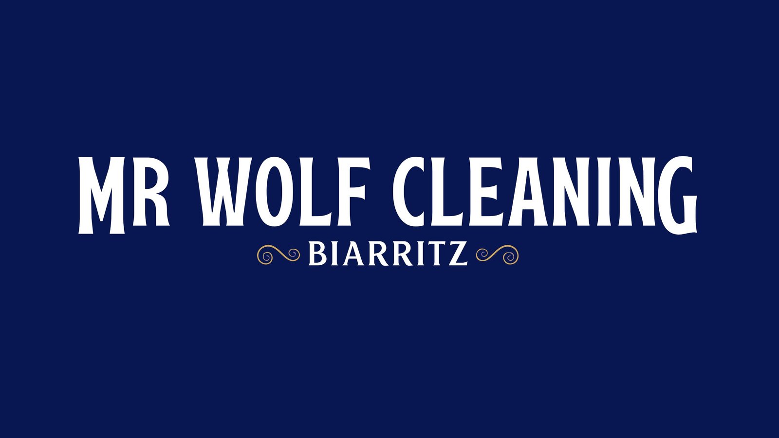 Nom de la marque : « Mr Wolf Cleaning », souligné de « Biarritz » entre deux arabesques dorées